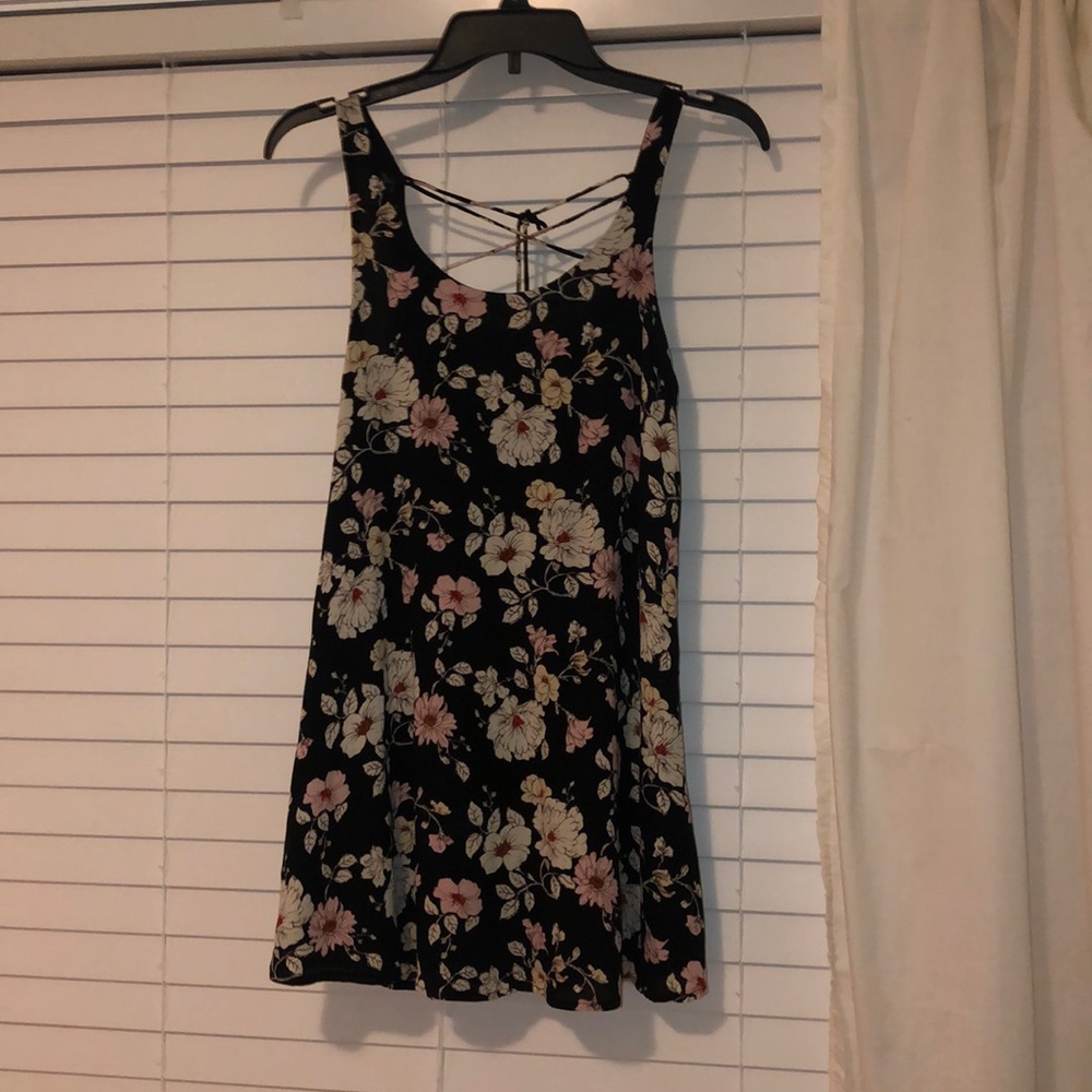 F21 LACE UP BACK FLORAL SHIFT DRESS